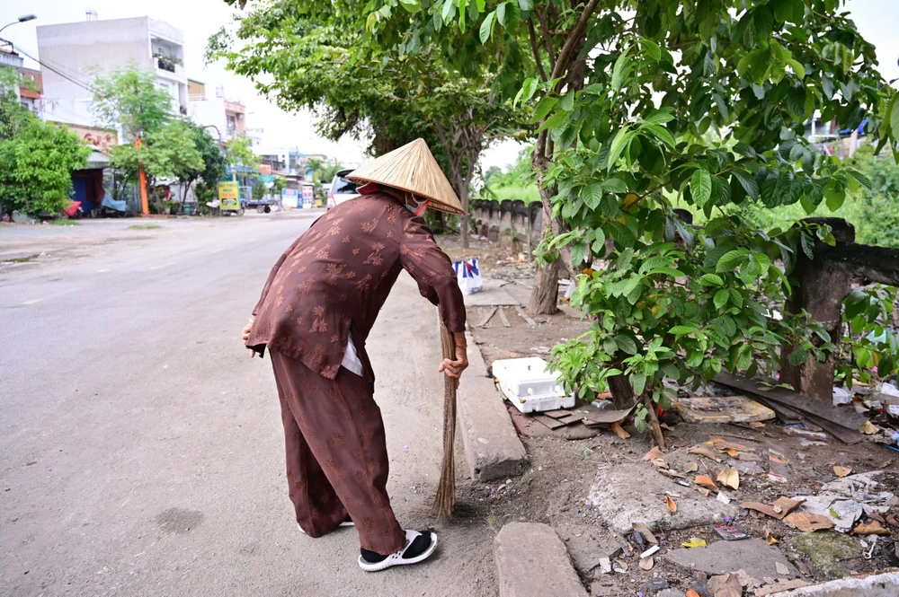 nguoi-dan-nin-tho-di-qua-duong-kha-van-can-vi-o-ga-rac-thai-va-nuoc-dong (2).jpg
