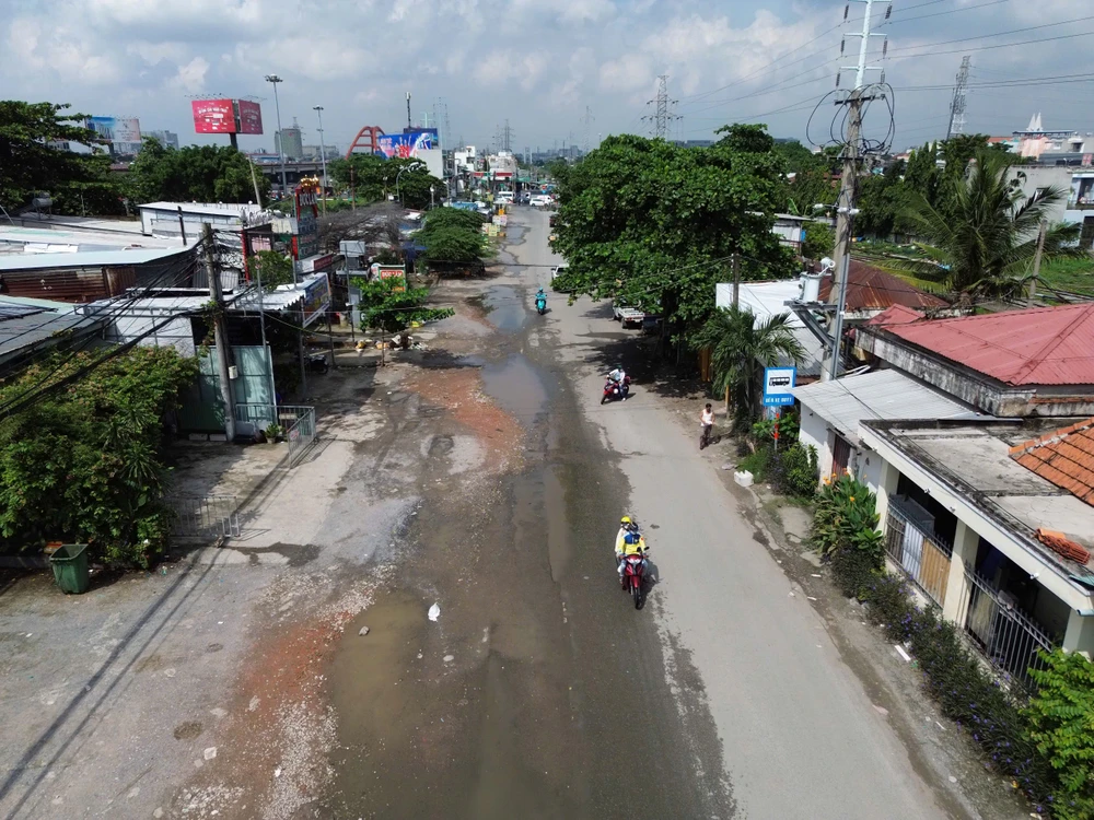 nguoi-dan-nin-tho-di-qua-duong-kha-van-can-vi-o-ga-rac-thai-va-nuoc-dong (3).jpg