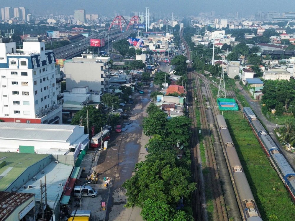Người dân 'nín thở' đi qua đường Kha Vạn Cân vì ổ gà, rác thải và nước đọng