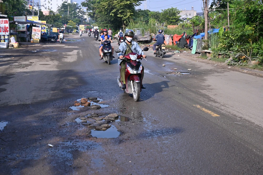 nguoi-dan-nin-tho-di-qua-duong-kha-van-can-vi-o-ga-rac-thai-va-nuoc-dong (5).jpg