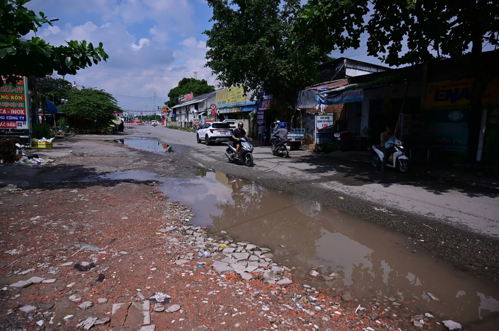nguoi-dan-nin-tho-di-qua-duong-kha-van-can-vi-o-ga-rac-thai-va-nuoc-dong (7).jpg
