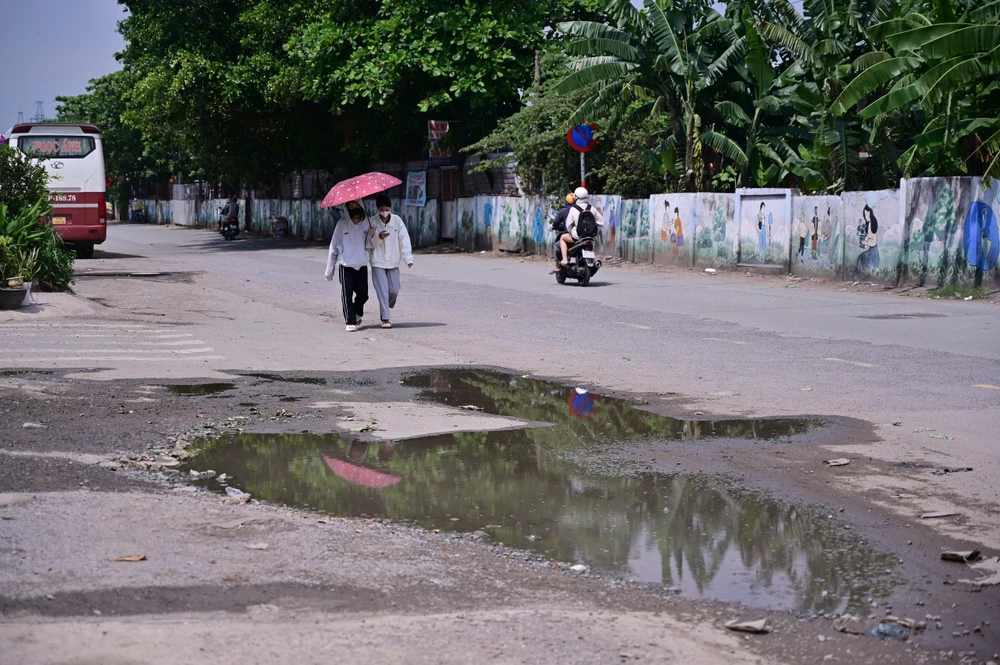 nguoi-dan-nin-tho-di-qua-duong-kha-van-can-vi-o-ga-rac-thai-va-nuoc-dong (8).jpg