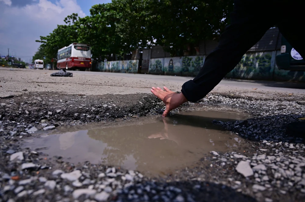 nguoi-dan-nin-tho-di-qua-duong-kha-van-can-vi-o-ga-rac-thai-va-nuoc-dong (9).jpg