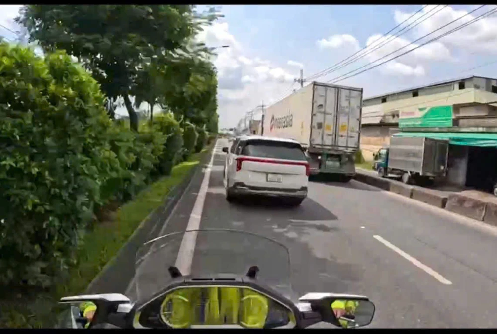 khong-nhuong-duong-xe-uu-tien-tai-xe-o-to-bi-phat-den-8-trieu-dong (2).jpg