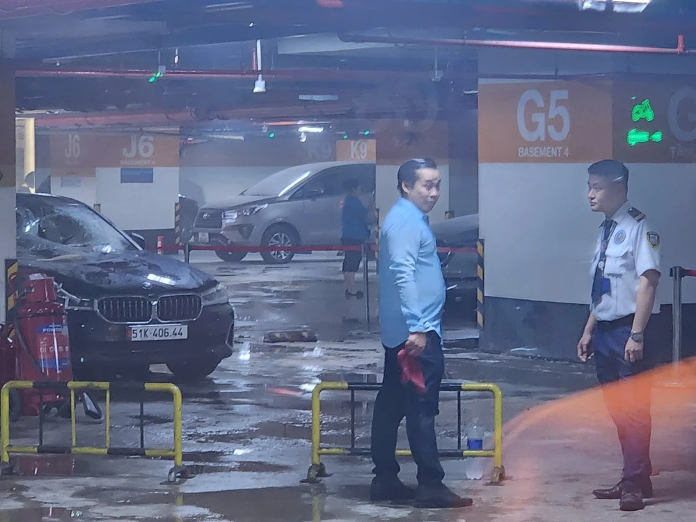 Cháy ô tô trong hầm xe trung tâm thương mại Takashimaya