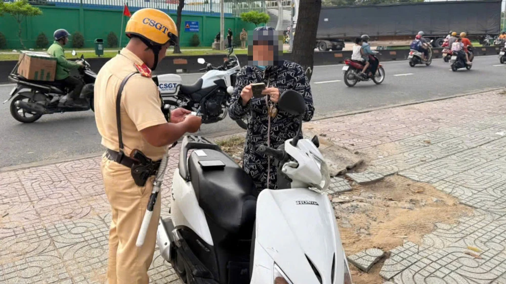 nhieu-vu-tai-nan-chet-nguoi-do-lot-vao-diem-mu-xe-tai-tai-cac-giao-lo (3).jpg