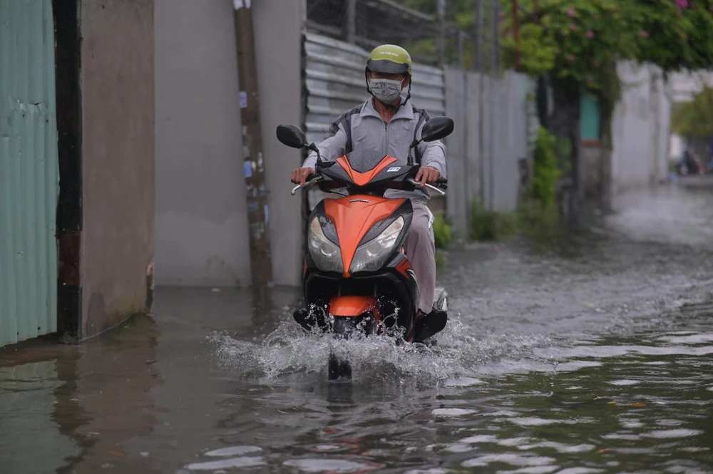 trua-xuat-hien-con-mua-lon-nguoi-dan-tp-hcm-vat-va-vuot-ngap (1).jpg