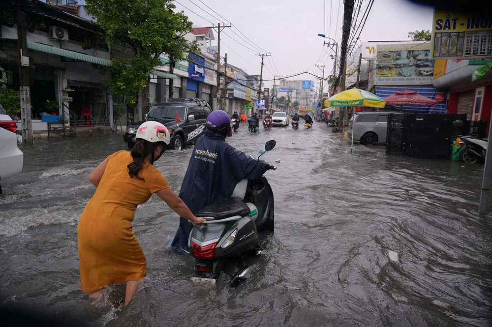 trua-xuat-hien-con-mua-lon-nguoi-dan-tp-hcm-vat-va-vuot-ngap (11).jpg