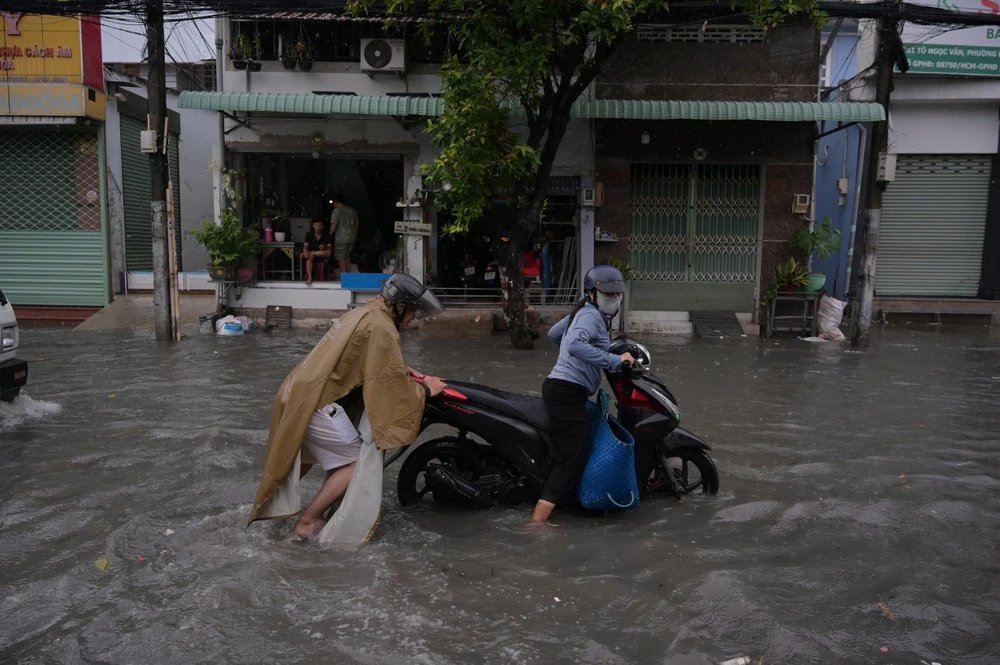 trua-xuat-hien-con-mua-lon-nguoi-dan-tp-hcm-vat-va-vuot-ngap (12).jpg