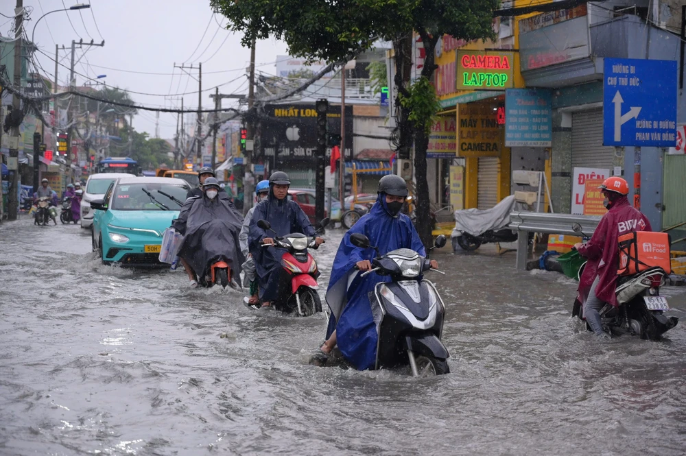 trua-xuat-hien-con-mua-lon-nguoi-dan-tp-hcm-vat-va-vuot-ngap (13).jpg