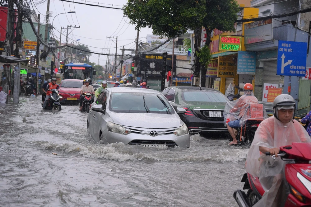 trua-xuat-hien-con-mua-lon-nguoi-dan-tp-hcm-vat-va-vuot-ngap (14).jpg