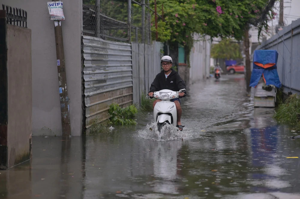 trua-xuat-hien-con-mua-lon-nguoi-dan-tp-hcm-vat-va-vuot-ngap (15).jpg