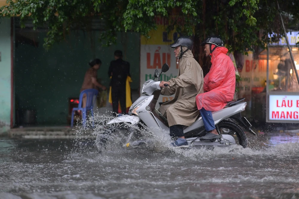 trua-xuat-hien-con-mua-lon-nguoi-dan-tp-hcm-vat-va-vuot-ngap (3).jpg