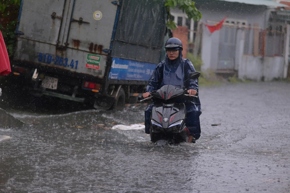 trua-xuat-hien-con-mua-lon-nguoi-dan-tp-hcm-vat-va-vuot-ngap (4).jpg