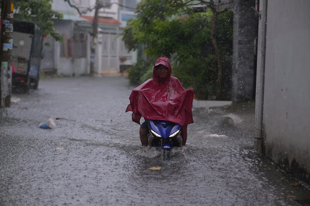 trua-xuat-hien-con-mua-lon-nguoi-dan-tp-hcm-vat-va-vuot-ngap (6).jpg