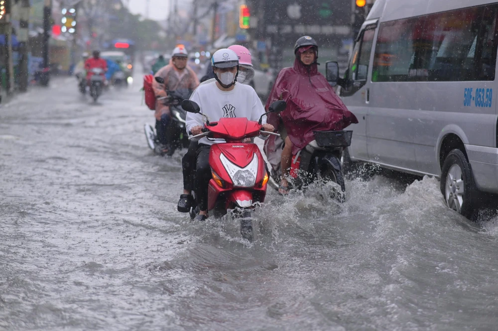 trua-xuat-hien-con-mua-lon-nguoi-dan-tp-hcm-vat-va-vuot-ngap (7).jpg