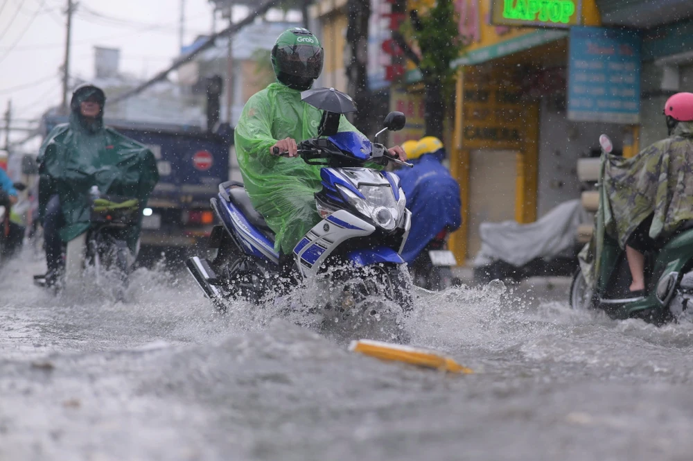 trua-xuat-hien-con-mua-lon-nguoi-dan-tp-hcm-vat-va-vuot-ngap (8).jpg