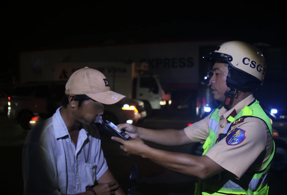 uong-3-lon-bia-tu-chieu-toi-dieu-khien-xe-van-bi-xu-phat-vi-co-nong-do-con (3).jpg