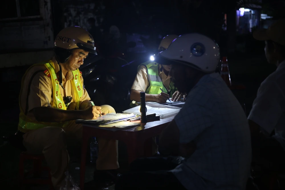 uong-3-lon-bia-tu-chieu-toi-dieu-khien-xe-van-bi-xu-phat-vi-co-nong-do-con (4).JPG