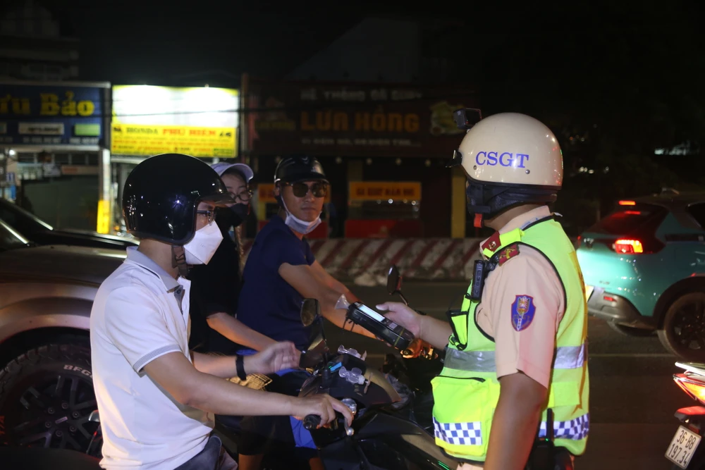 uong-3-lon-bia-tu-chieu-toi-dieu-khien-xe-van-bi-xu-phat-vi-co-nong-do-con (5).JPG