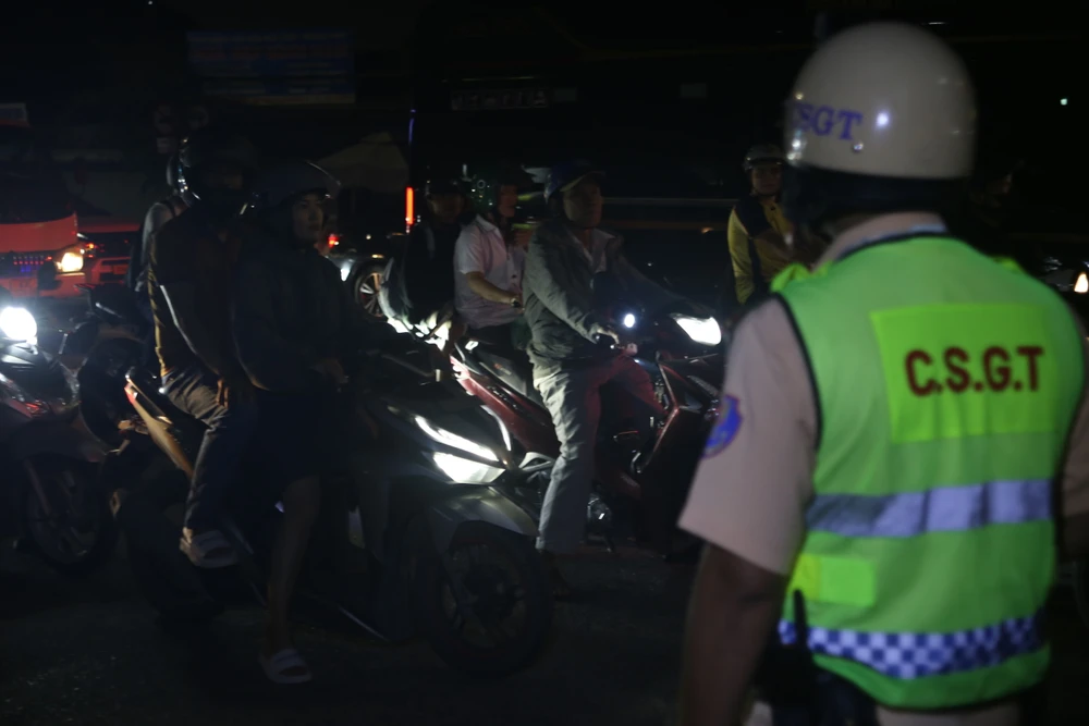 uong-3-lon-bia-tu-chieu-toi-dieu-khien-xe-van-bi-xu-phat-vi-co-nong-do-con (6).JPG