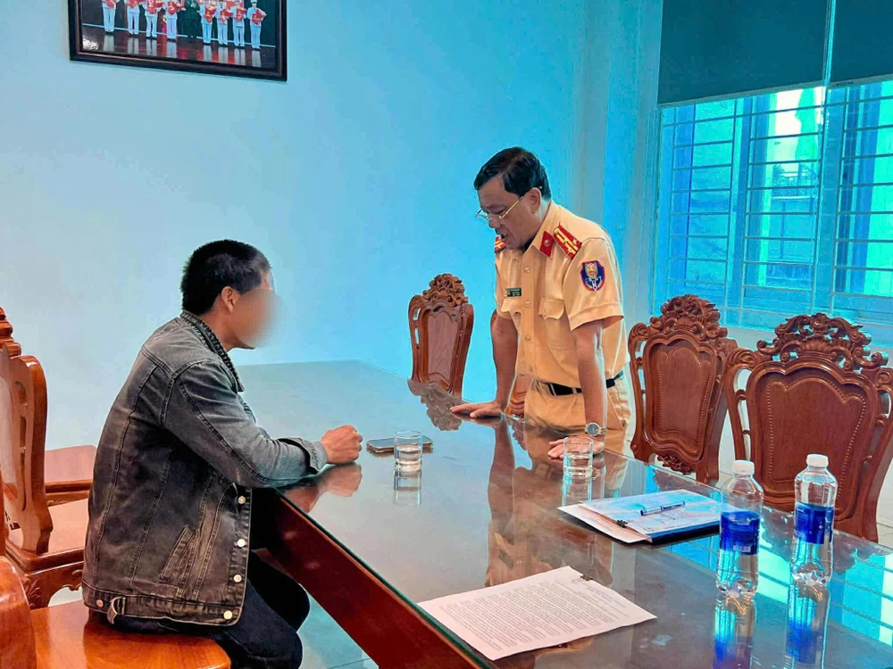 phat-20-trieu-dong-tai-xe-cho-cong-be-tong-cao-ngat-khong-chang-buoc-tren-quoc-lo-1 (1).jpg