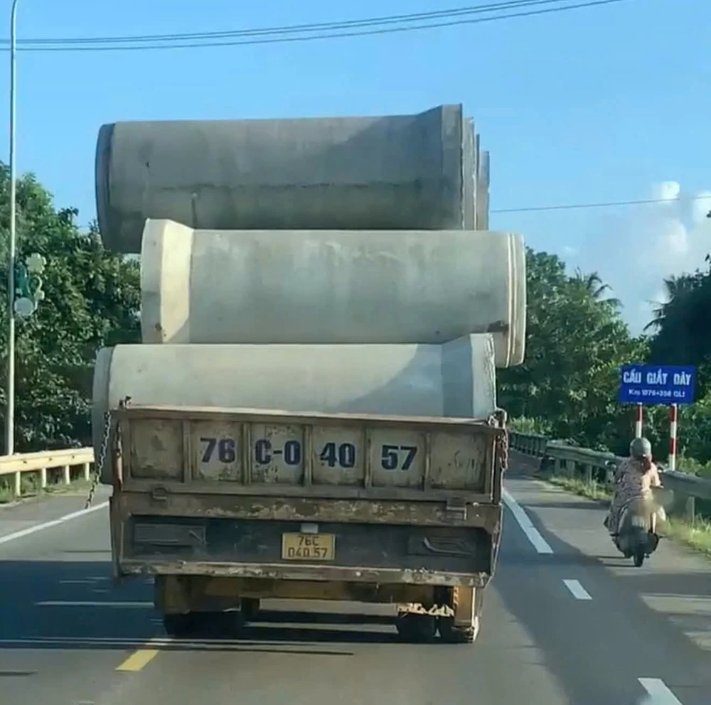 Phạt 20 triệu đồng tài xế chở cống bê tông cao ngất, không chằng buộc trên Quốc lộ 1
