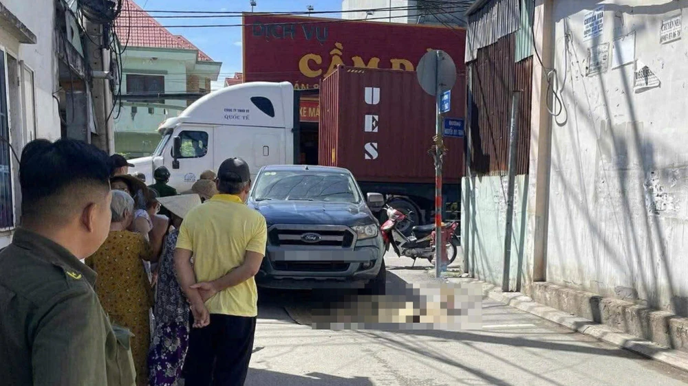 Xe bán tải ôm cua, cán cụ bà bị tật tử vong ở TP.HCM