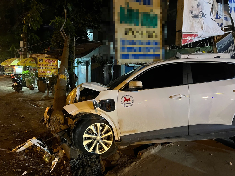 TP.HCM: Ô tô mất lái tông gãy trụ đèn chiếu sáng bên đường