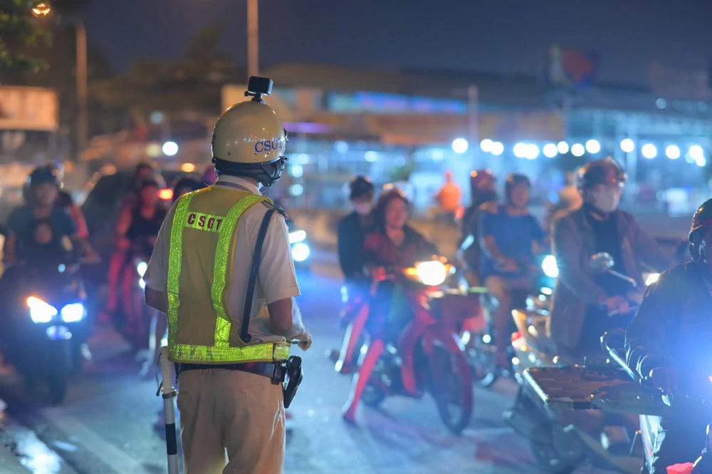 Vi phạm nồng độ cồn vượt mức kịch khung, tài xế nói ‘chấp nhận bỏ xe’