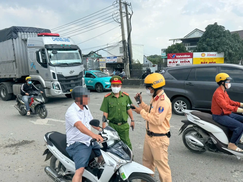 ‘Uống 1 lon cho đỡ khát’, người đàn ông bị phạt nặng vì nồng độ cồn cao