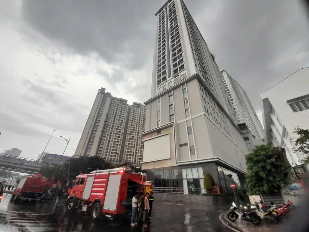 (PLO)- Vụ cháy lớn xảy ra tại chung cư River Gate trên đường Bến Vân Đồn, khiến nhiều cư dân hoảng loạn tháo chạy._2.jpg