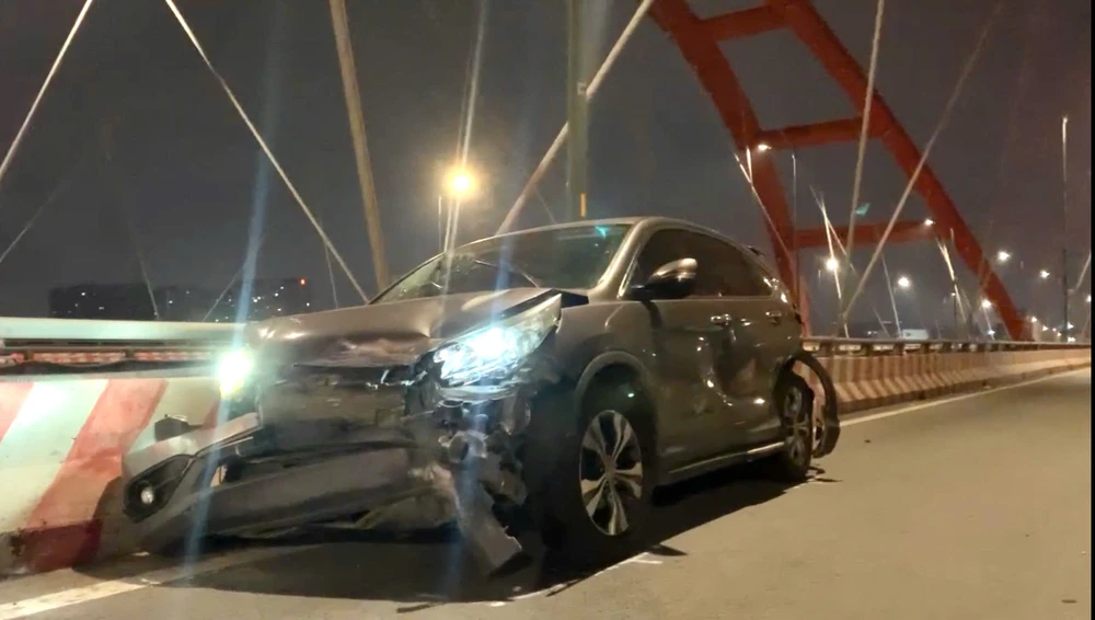 Ô tô lật ngửa sau va chạm trên cầu Bình Lợi