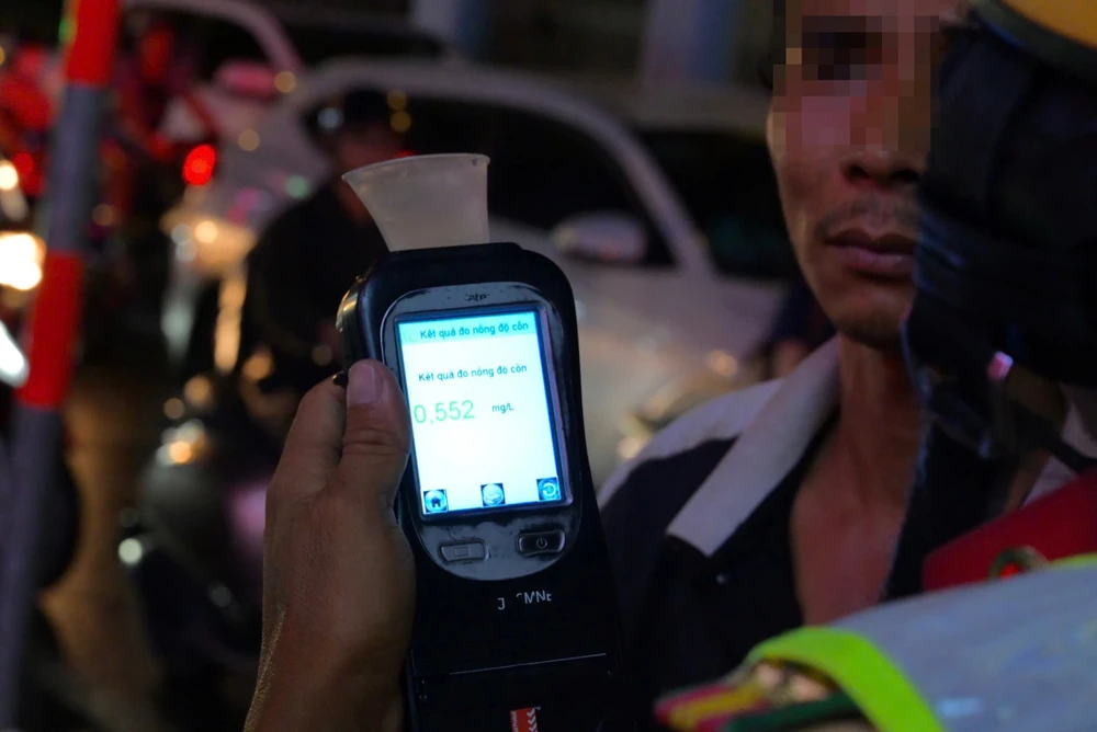 uong-bia-mung-20-10-tai-xe-bi-xu-phat-9-trieu-dong-vi-vi-pham-nong-do-con_8.jpg