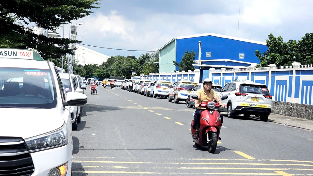 Ô tô bất chấp biển cấm đậu tràn lan xung quanh sân bay Tân Sơn Nhất