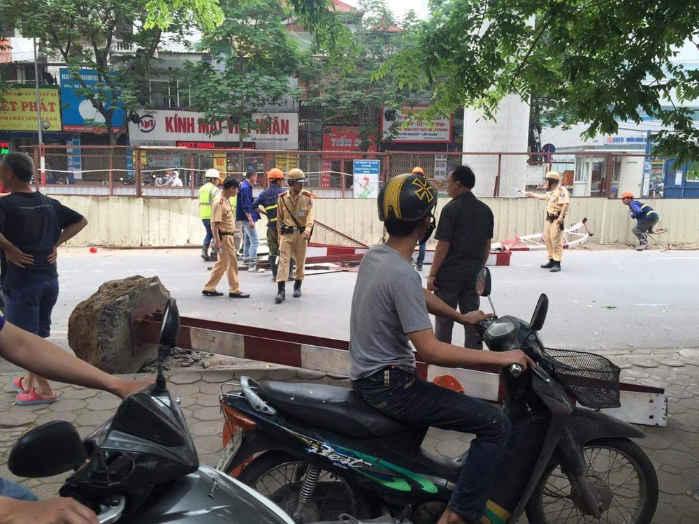 Xe bơm bê tông húc gãy khung giới hạn chiều cao trên đường ảnh 1