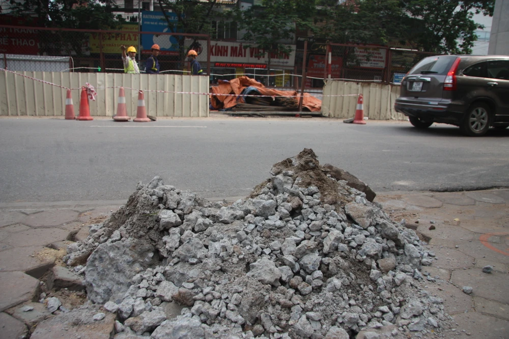 Xe bơm bê tông húc gãy khung giới hạn chiều cao trên đường ảnh 3