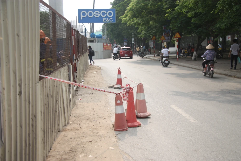 Xe bơm bê tông húc gãy khung giới hạn chiều cao trên đường ảnh 4