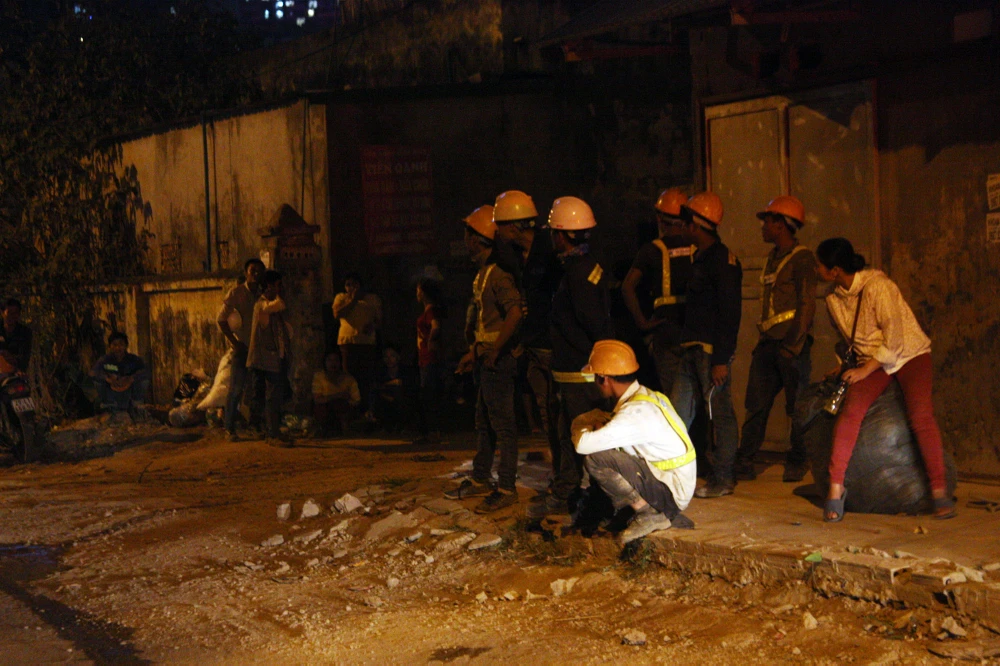 Cháy khu lán trại công nhân, nhiều người hoảng loạn ảnh 2