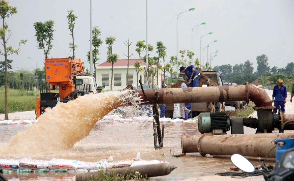 Hà Nội: “Xẻ” vỉa hè cho nước lũ chảy qua vì... cống nhỏ ảnh 14