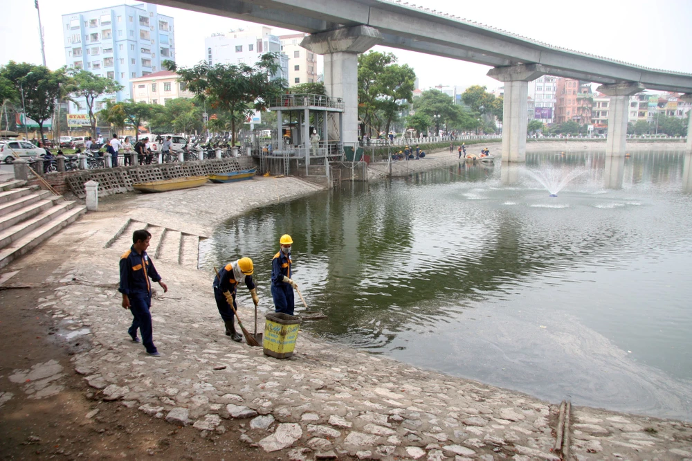 Hà Nội vớt nhiều tấn cá chết trong đêm ảnh 8