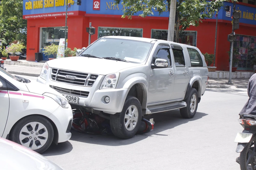 Tai nạn liên hoàn, xe máy bị cuốn trọn dưới gầm ô tô ảnh 1 Tai nạn liên hoàn, xe máy bị cuốn trọn dưới gầm ô tô ảnh 1