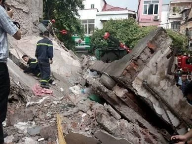 Lực lượng chức năng mất nhiều giờ, dùng phương pháp thủ công đưa từng mảng gạch, vữa ra ngoài.