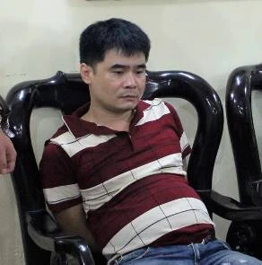 Một trong số hai người bị lực lượng chức năng bắt giữ.