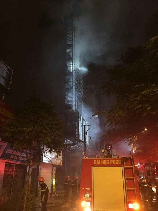 Có khoảng 15 xe cứu hỏa đã được điều đến.