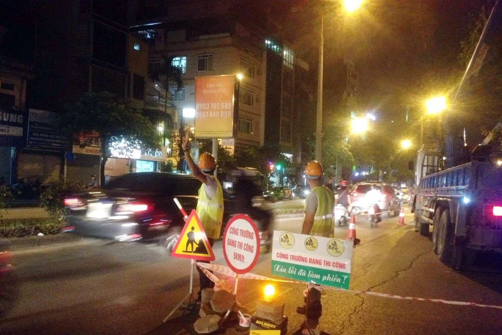 các công nhân bắt đầu tiến hành di chuyển cây trên đường Kim Mã.