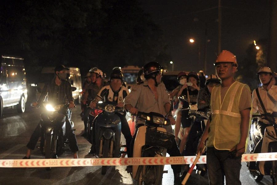 Thâu đêm di chuyển cây trên đường Kim Mã