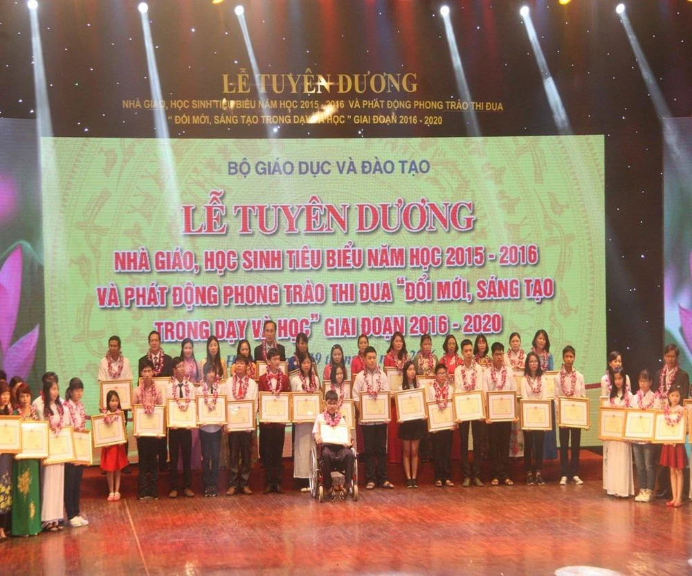 vinh danh giáo viên và học sinh