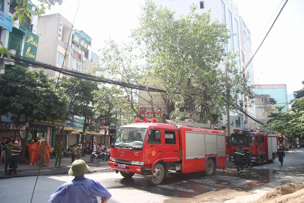 Một cột điện bốc cháy dữ dội giữa trưa nắng ảnh 3