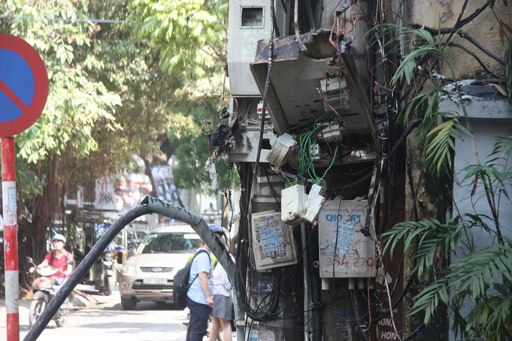 Một cột điện bốc cháy dữ dội giữa trưa nắng ảnh 8